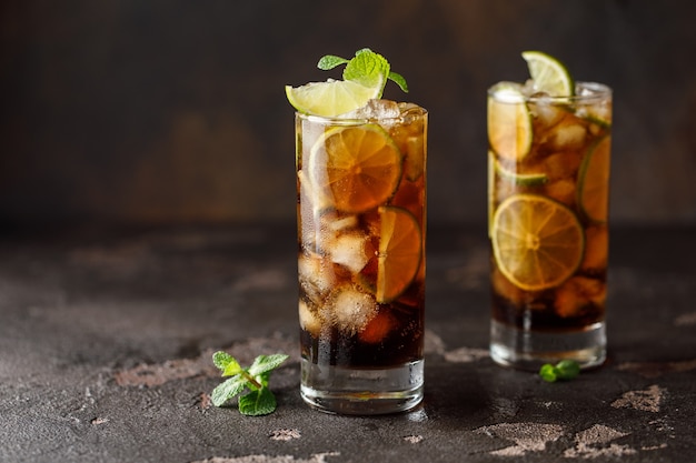 Cuba Libre com rum marrom, cola, hortelã e limão. Cuba Libre ou coquetel de chá gelado long island com bebidas fortes