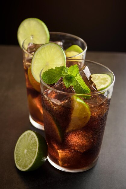 Foto cuba libre coquetel bebida alcoólica com cola rum limão e hortelã