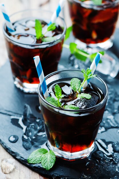 Cuba libre con hielo y menta