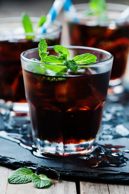 Cuba libre con hielo y menta