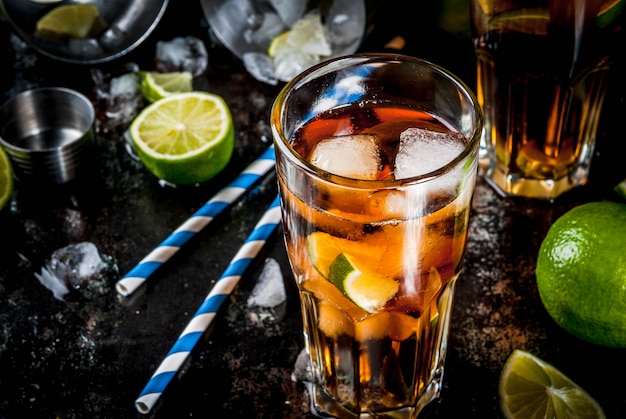 Cuba Libre, Long Island o cóctel de té helado con alcohol fuerte, cola, lima y hielo, dos vasos