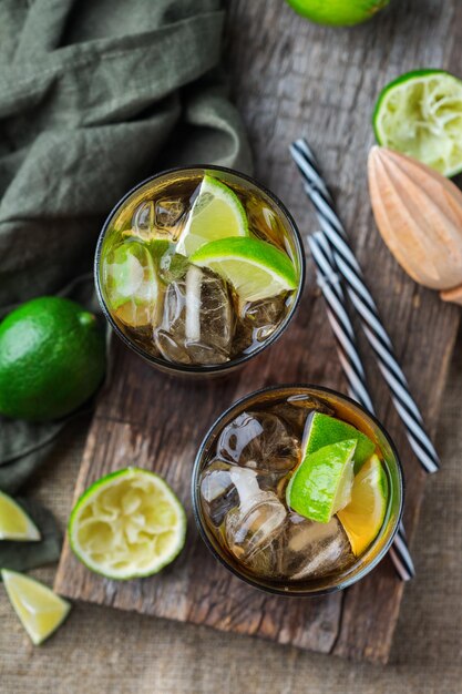 Cuba libre o bebida de cóctel de alcohol de té helado de long island