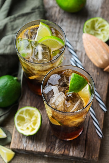 Cuba Libre oder Long Island Iced Tea Alkohol Cocktailgetränk