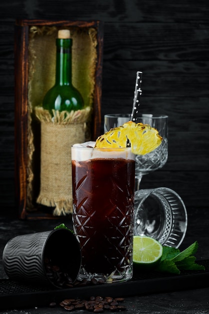 Cuba Libre oder Long Island Iced Tea Cocktail mit starken Getränken