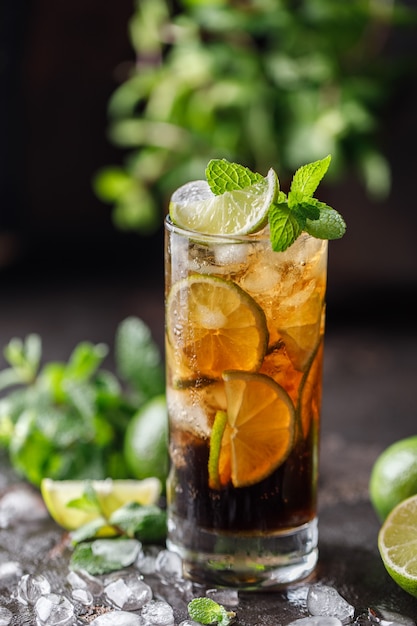 Cuba Libre con ron marrón, cola, menta y lima. Cóctel de té helado Cuba Libre o Long Island con bebidas fuertes