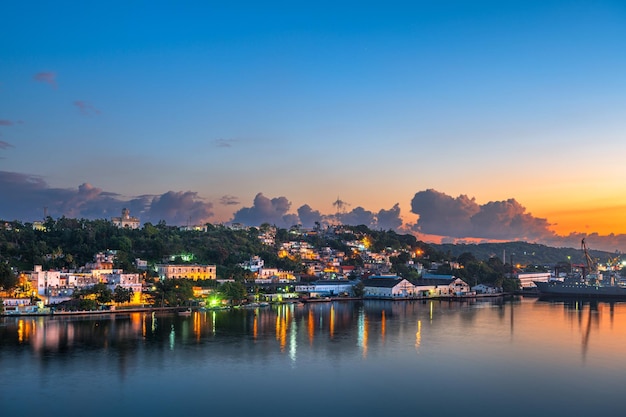 Cuba con vistas al puerto de La Habana hacia el barrio de Casablanca