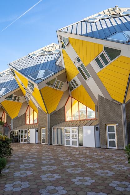 Cube House é um conjunto de casas inovadoras construídas em Roterdão, Holanda