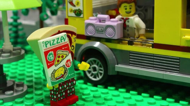 Foto cube set pizza van contra caminhão de sorvete