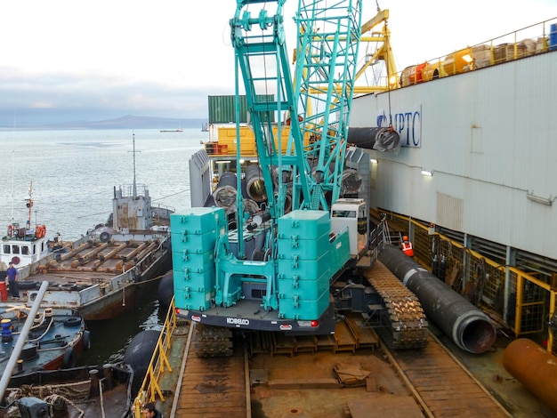 La cubierta de la barcaza de colocación de tuberías y grúas de elevación en el barco Equipo para colocar un oleoducto en el fondo marino