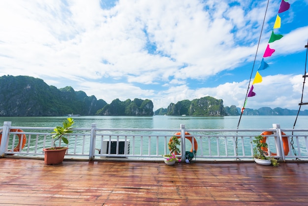 Cubierta de barco en la bahía de Halong, Vietnam