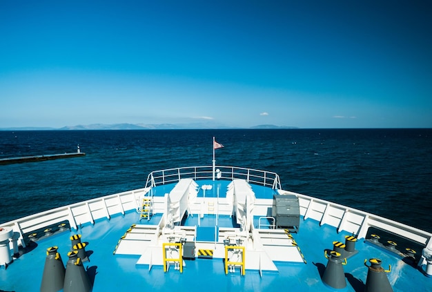 Cubierta de barco con piso azul