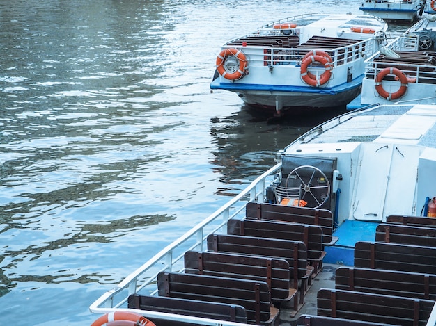 Cubierta de un buque de pasajeros cerca del muelle.