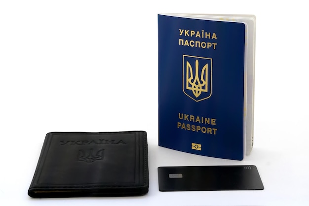 Cubierta negra del pasaporte ucraniano y tarjeta de crédito