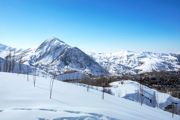 Cubierta de nieve en las laderas de las montañas