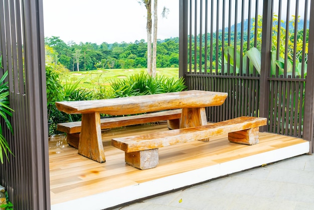 Cubierta de patio al aire libre y silla con fondo de colina de montaña