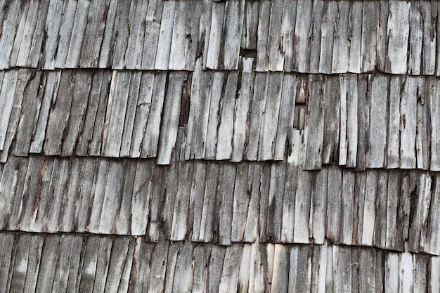 Cubierta de techo de tablones de madera gris viejos