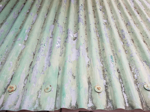 Foto cubierta de zincalume ondulada de color verde tostado.