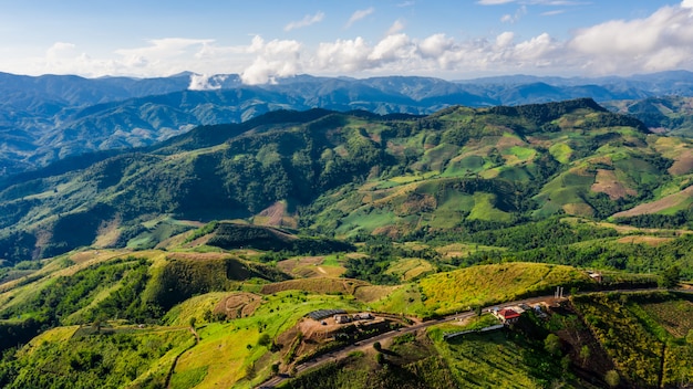 Cubiertas de montaña de alto ángulo de vista y camino