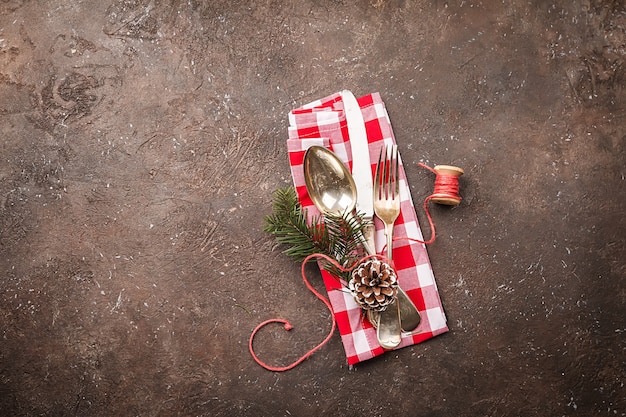 Cubierto de mesa de Navidad con adornos festivos