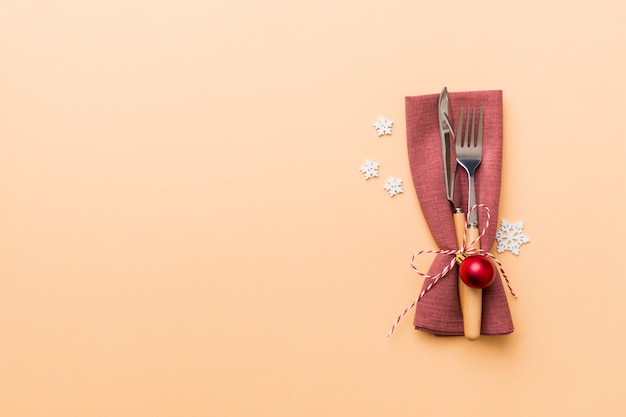 Cubierto de mesa de Navidad con cuchillo, servilleta y tenedor. Fondo de año nuevo de vacaciones con espacio de copia