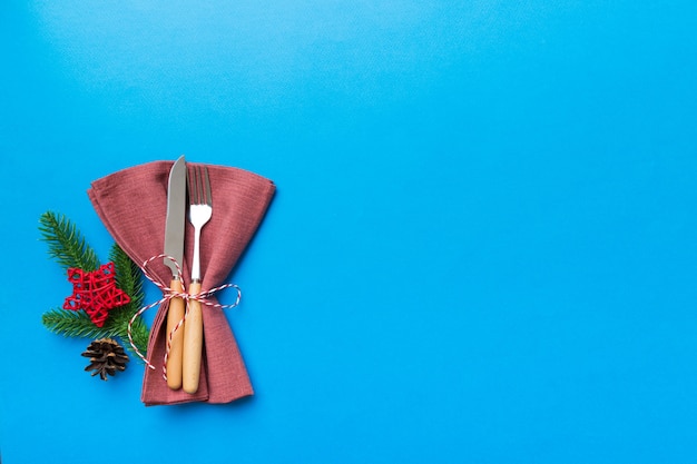 Cubierto de mesa de Navidad con cuchillo, servilleta y tenedor. Fondo de año nuevo de vacaciones con espacio de copia