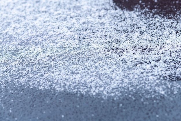 Cubierto de nieve en el capó del coche