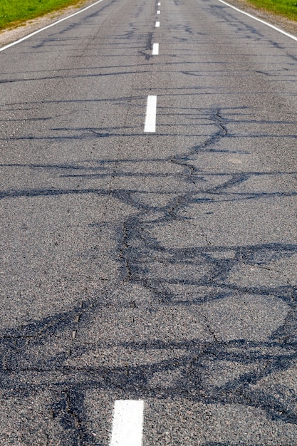 Cubierto con una red de grietas en la carretera asfaltada, la avería fue reparada parcialmente