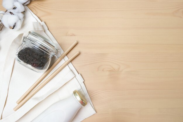 Cubiertos de cocina de madera y frascos de vidrio en una bolsa de tela