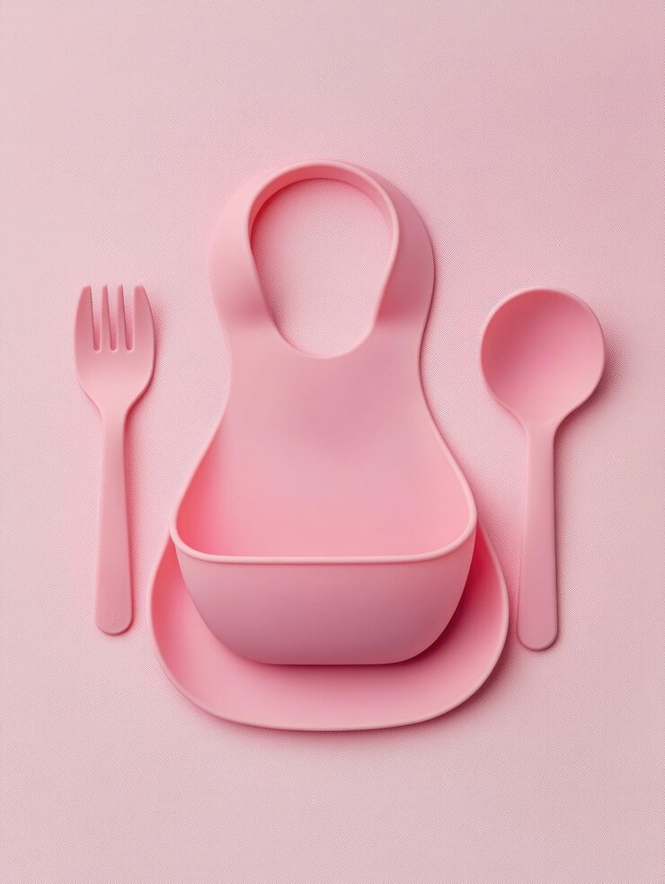 Cubiertos y cucharas rosadas en bolsillo de plástico en fondo rosado