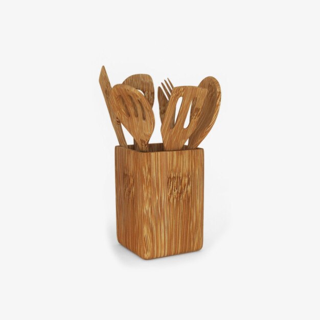 Cubiertos de madera con cucharas de madera y cubiertos sobre un fondo blanco.