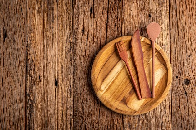 Cubiertos de madera sobre mesa de madera