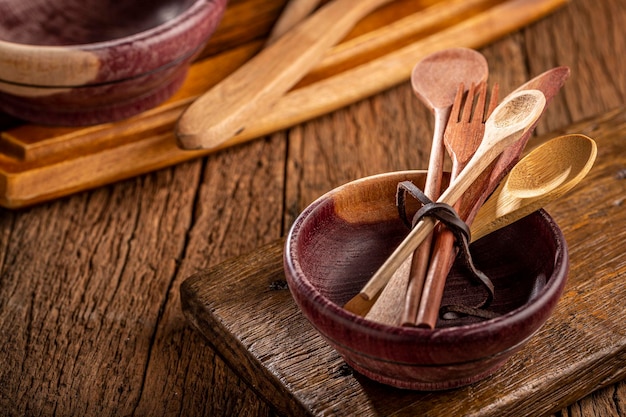 Cubiertos de madera sobre mesa de madera