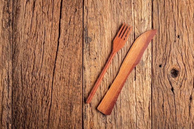 Cubiertos de madera sobre mesa de madera