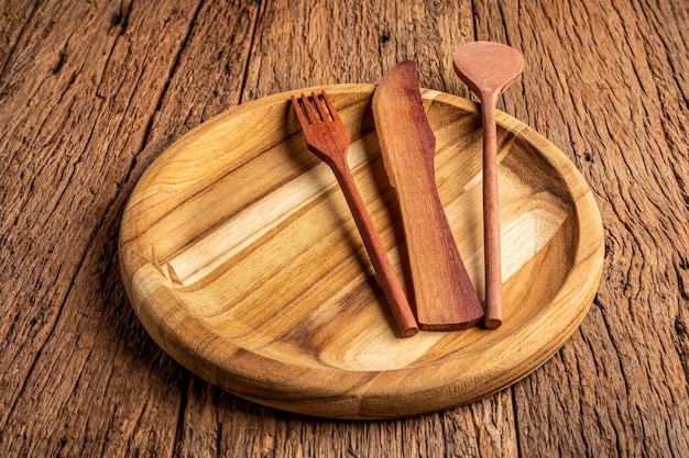 Cubiertos de madera sobre mesa de madera