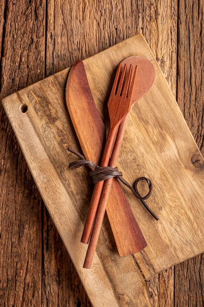 Cubiertos de madera sobre mesa de madera