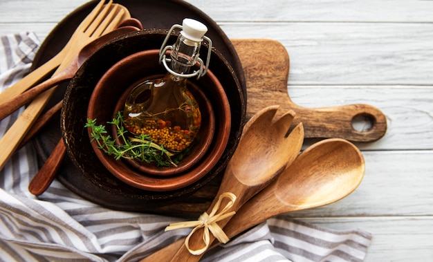 Foto cubiertos de madera utensilios de cocina