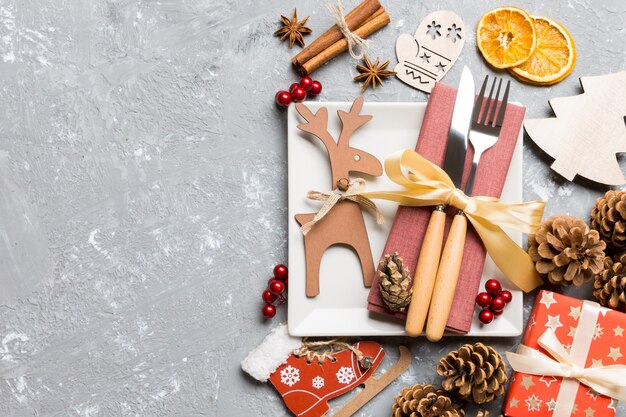 Foto cubiertos de navidad en la mesa de madera