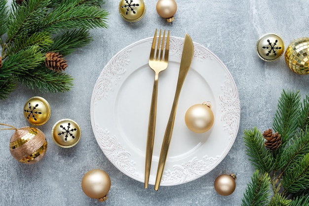 Cubiertos de Navidad en placa con deco de Navidad en mesa.