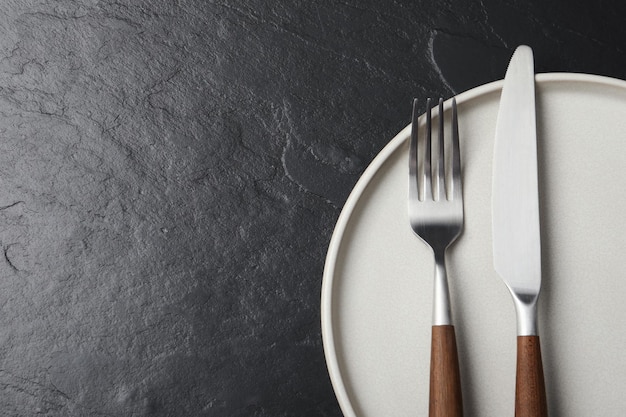 Cubiertos y platos elegantes en la mesa negra Vista superior Espacio para el texto