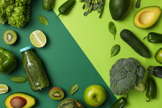 Cubiertos, verduras y frutas en mesa de madera