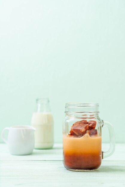 Cubito de hielo de té tailandés con leche