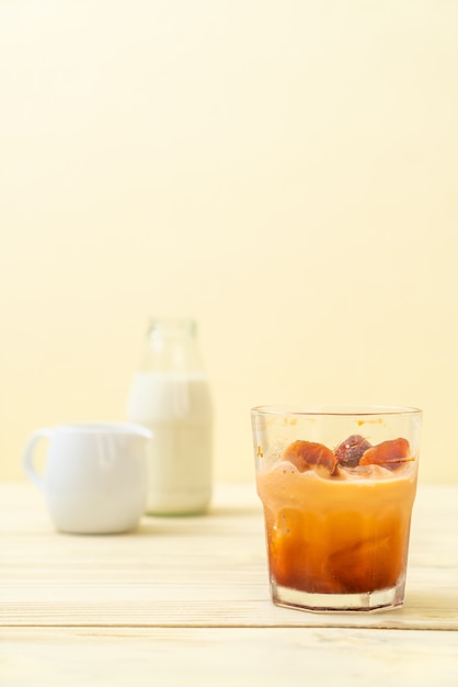 Cubito de hielo de té tailandés con leche