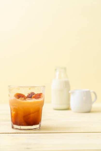 Cubito de hielo de té tailandés con leche