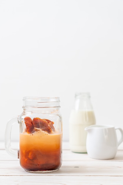 Cubito de hielo de té tailandés con leche