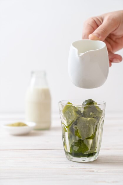 cubito de hielo de té verde matcha con leche