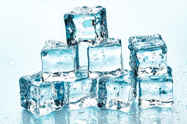 Cubitos de hielo en azul