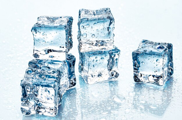 Cubitos de hielo en azul