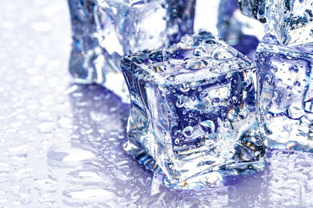 Cubitos de hielo en azul