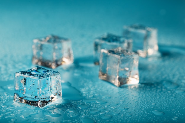 Los cubitos de hielo están dispersos con gotas de agua dispersas.