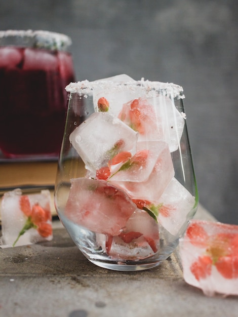 cubitos de hielo con flores en un vaso